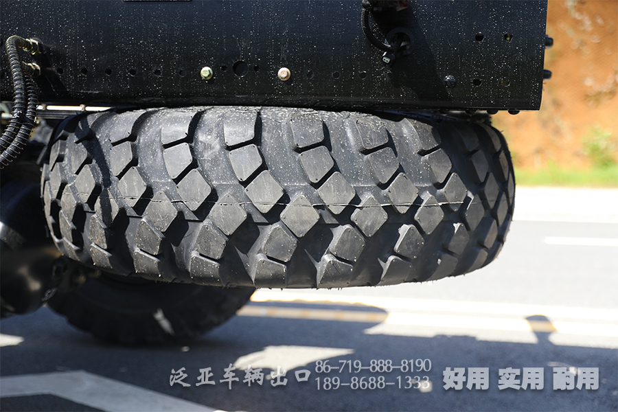 三桥卡车,重型卡车底盘,340马力底盘,长途货车底盘,驾乘感舒适,25吨专用车底盘,12.5-20人字花纹胎