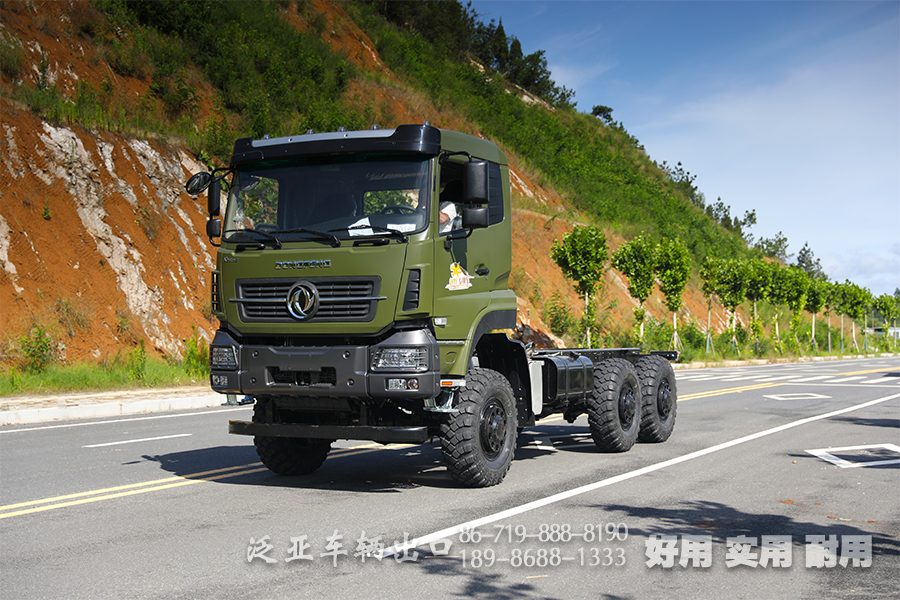 三桥卡车,重型卡车底盘,340马力底盘,长途货车底盘,驾乘感舒适,25吨专用车底盘,12.5-20人字花纹胎