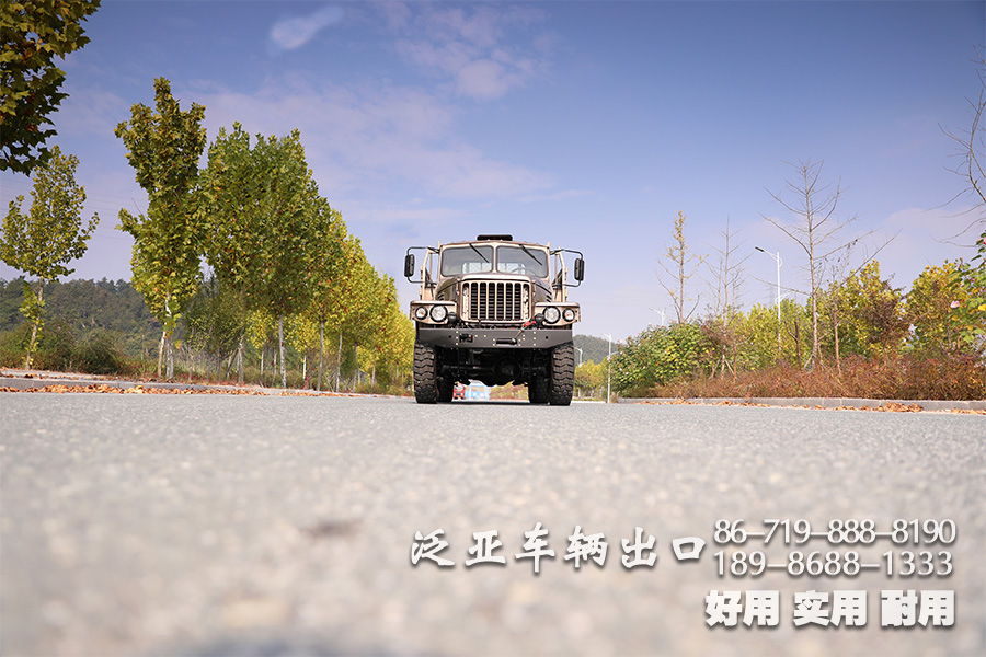 东风25Y,军绿色越野卡车,运兵车,EQ2082,带绞盘的越野车,尖头货车