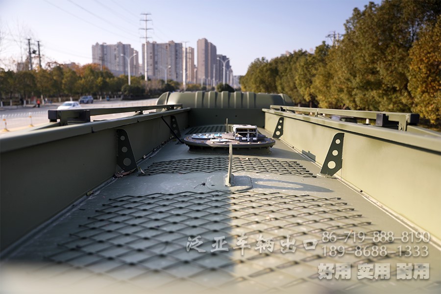 东风6x4、东风6x6、油罐车、加油车、罐式加油车、东风6x4越野油罐车、平头卧铺加油车