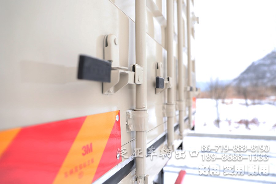 东风8x4仓栅车，东风平头一排半驾驶室，东风重型仓栅车，东风大承载力越野卡车，东风十二档变速卡车，东风420L油箱，仓栅运输车，大马力卡车