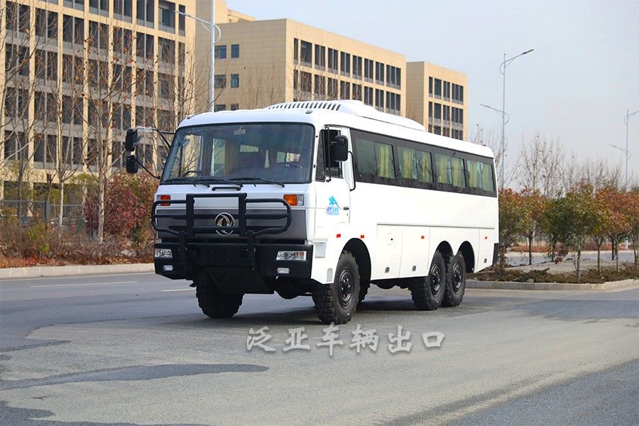 <strong>东风六驱6x6全驱白色大马力越野客车</strong>