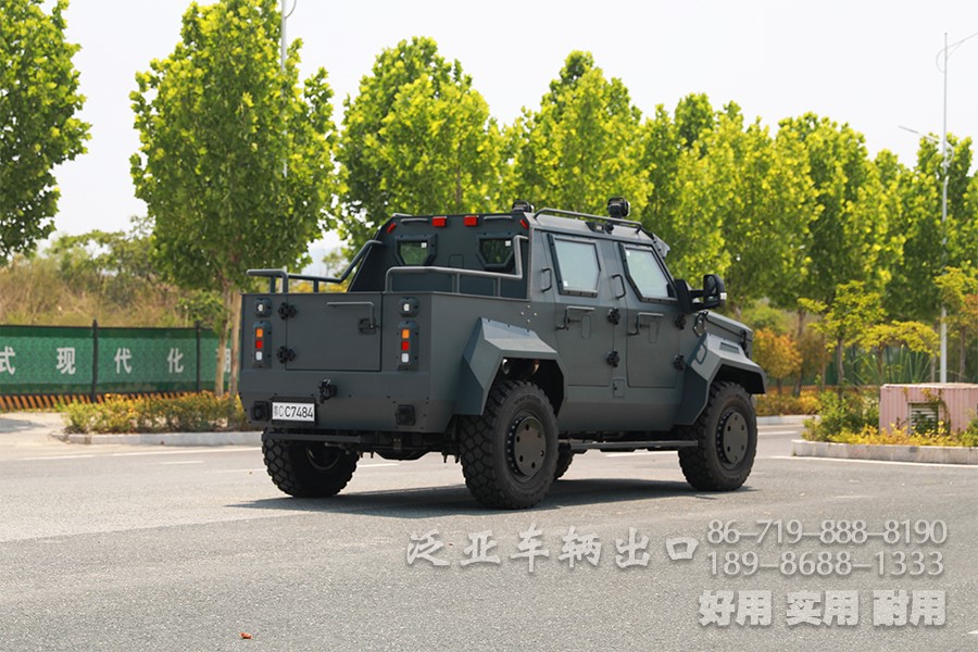 装甲车、皮卡车